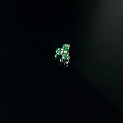Титанова накрутка на лабрет потрійний зелений камінь  фото