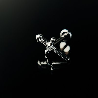 Титановий кинжал з цирконом на лабрет в сріблі  фото