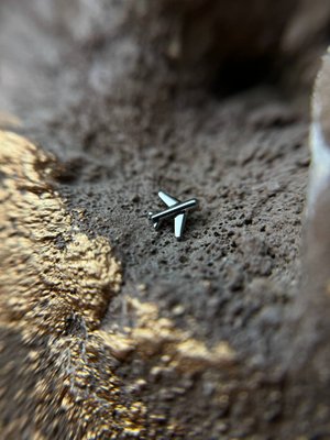 Титанова накрутка на лабрет у вигляді літака  фото